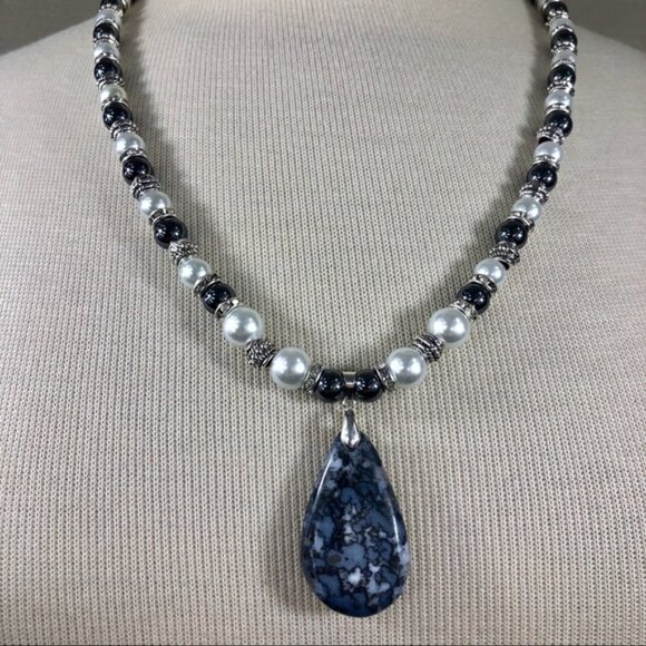 Obsidian & Pearls Statement Piece Necklace - Picture 6 of 7